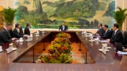 资料照片: 2024年4月26日中国国家主席习近平(中)在人民大会堂会见美国国务卿布林肯(左三)