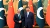 资料照片：中国国家主席习近平在北京人民大会堂同巴基斯坦总理谢里夫握手。(2024年6月7日)