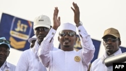 Rais wa Chad Mahamat Idriss Deby Itno akishukuru umati wa watu walioshiriki kampeni ya mwisho ya uchaguzi wa rais mjini N'Djamena, Mei 4, 2024. Picha ya AFP