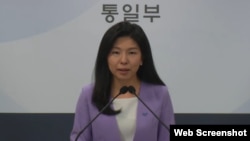 김인애 한국 통일부 부대변인이 29일 정례브리핑에서 유엔 안보리 북한제재위 전문가패널 활동이 러시아의 거부권 행사로 중단된데 대한 한국 정부의 입장을 밝히고 있다.