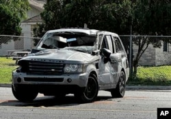 Kendaraan yang rusak terlihat di lokasi tabrakan mematikan di dekat halte bus di Brownsville, Texas, 7 Mei 2023. (Brian Svendsen/NewsNation/KVEO-TV via AP)