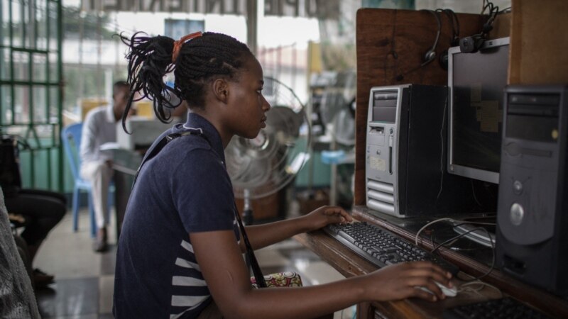 Une jeune Congolaise en guerre contre les violences envers les femmes sur internet