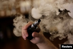 Seorang pria memegang rokok elektronik di Toko Vape di Monterrey, Meksiko, 1 Februari 2019. (Foto: Reuters)