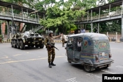 Anggota Angkatan Darat Bangladesh terlihat bertugas pada hari kedua jam malam di Dhaka, Bangladesh, 21 Juli 2024. (Foto: REUTERS/Mohammad Ponir Hosain)