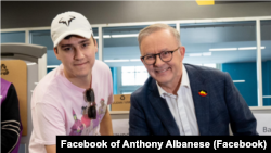 澳洲總理阿爾巴尼斯（Anthony Albanese，右）在家人陪同下，7日回到選區新南威爾斯州格賴恩德勒區完成提前投票。（取自阿爾巴尼斯臉書截圖）