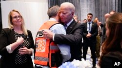 প্রেসিডেন্ট জো বাইডেন তেল আবিবে হামাসের হামলায় সরাসরি ক্ষতিগ্রস্তদের স্বজন এবং সেবাদানকারীদের সাথে সাক্ষাৎ করেছেন।