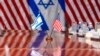 26일 열린 미국-이스라엘 국방장관 회담장 테이블 위에 놓인 양국 국기 (자료사진)