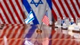 26일 열린 미국-이스라엘 국방장관 회담장 테이블 위에 놓인 양국 국기 (자료사진)
