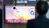 Ljudi gledaju TV program i izvještaj o lansiranju projektila Sjeverne Koreje sa slikom datoteke tokom informativnog programa na željezničkoj stanici u Seulu, Južna Koreja, 22. marta 2023.