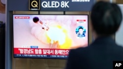 People watch a TV screen reporting North Korea's missile launch with a file image during a news program at the Seoul Railway Station in Seoul, South Korea, March 22, 2023.