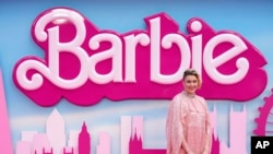 Scenaristkinja/režiserka/izvršna producentica Greta Gerwig pozira fotografima po dolasku na premijeru filma 'Barbie' u Londonu, Britanija, 12. jula 2023. (Scott Garfitt/Invision/AP)