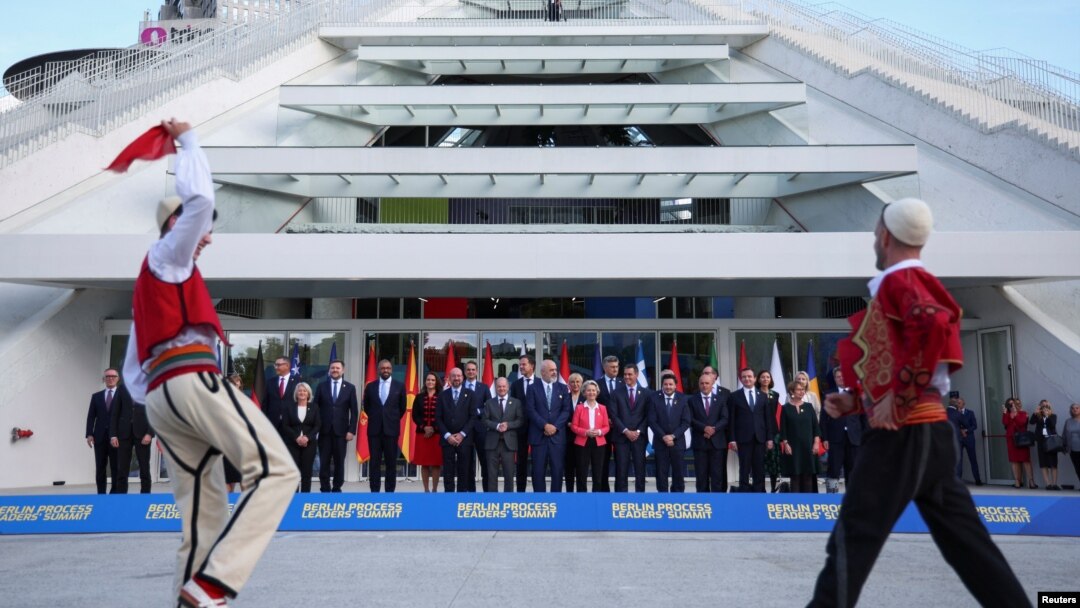 Umetnici u narodnim nošnjama izvode performans ispred lidera učesnika samiba Berlinskog procesa, u Tirani, u Albaniji, 16. oktobra 2023.