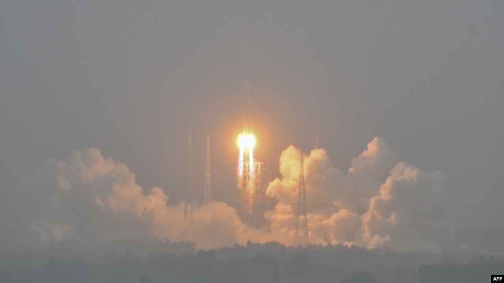 搭载嫦娥六号任务月球探测器和巴基斯坦第一颗月球卫星的的长征五号火箭2024年5月3日在中国文昌航天发射中心升空。(photo:VOA)