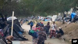 Migrantes de Venezuela se preparan para ser reubicados en un refugioen Matamoros, México, el 23 de diciembre de 2022.