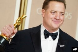 Brendan Fraser poze ak pri Oscar pou Meye Akte pou pefomans li nan "The Whale" 12 Mas, 2023 nan Los Angeles.