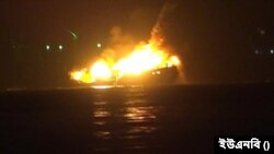 পতেঙ্গায় বঙ্গোপসাগরে নোঙর করা লাইটার জাহাজে আগুন