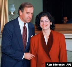 Tara Reade (kanan), mantan staf Senat yang menuduh Joe Biden melakukan penyerangan seksual pada 27 tahun lalu. (Foto: AP/Ron Edmonds)