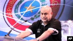 ন্যাশনাল ক্রুসেড পার্টির প্রেসিডেন্ট পদপ্রার্থী প্যারাগুইয়াও কিউবাস প্যারাগুয়ের আসুনসিওনে গত ২৩ মার্চ একটি বিতর্কে অংশ নেন। নির্বাচনে জালিয়াতির বিরুদ্ধে বিক্ষোভের ডাক দেয়ায় তাকে আটক করে পুলিশ; ৫ মে ২০২৩।