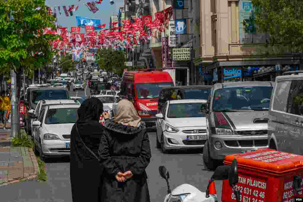 Almost 65 million people are registered to vote in the presidential election that will take place Sunday in Turkey. Istanbul, on May 8, 2023. (Yan Boechat/VOA) 