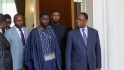 Le président sénégalais Bassirou Diomaye Faye et son prédécesseur Macky Sall avec, derrière eux, le Premier ministre Ousmane Sonko.