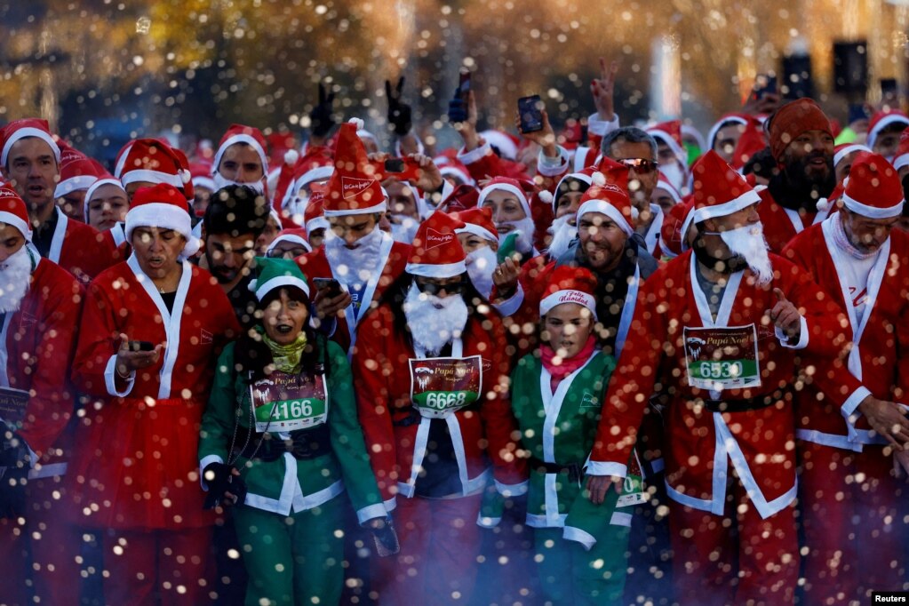 Con una carrera benéfica de papás y mamás Noel celebraron algunos madrileños la Navidad. El objetivo de la competencia es ayudar a jóvenes en riesgo de exclusión social.