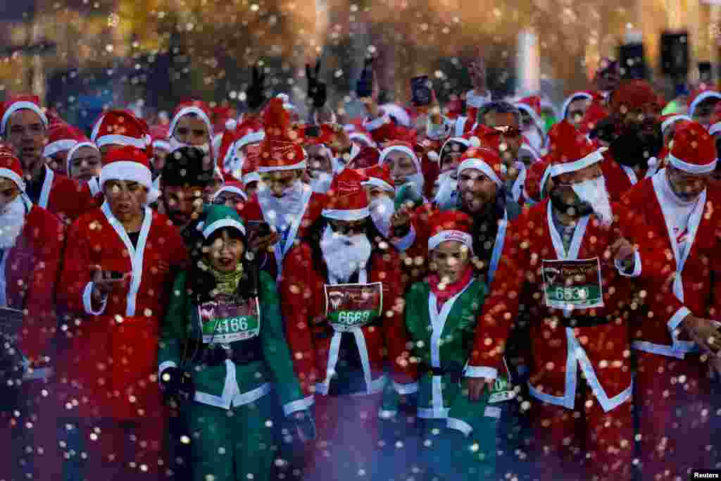 Con una carrera benéfica de papás y mamás Noel celebraron algunos madrileños la Navidad. El objetivo de la competencia es ayudar a jóvenes en riesgo de exclusión social.