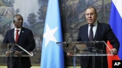 سرگی لاوروف، وزیر خارجهٔ روسیه (راست) و ابشیر عمر جاما، وزیر خارجهٔ سومالیا
