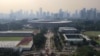 Gedung-gedung pencakar langit dan cakrawala kota Jakarta diselimuti kabut asap akibat polusi udara, 24 Juni 2023. (BAY ISMOYO/AFP)