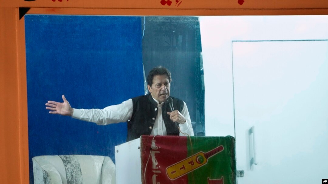 Mantan perdana menteri Pakistan, Imran Khan, berpidato di hadapan para pendukungnya dari balik penghalang anti peluru, di Lahore, Pakistan, Minggu, 26 Maret 2023. (Foto: K.M. Chaudary/AP Photo)
