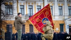 „Издржавме. Не бевме поразени. И ќе направиме се, за да победиме оваа година“, рече Зеленски.