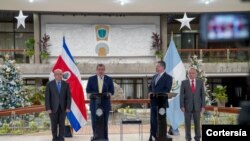 El presidente electo de Guatemala Bernardo Arévalo (centro) visitó Costa Rica, invitado por su homólogo Rodrigo Chaves, en esta foto del 13 diciembre de 2023. [Foto: Casa Presidencial de Costa Rica].