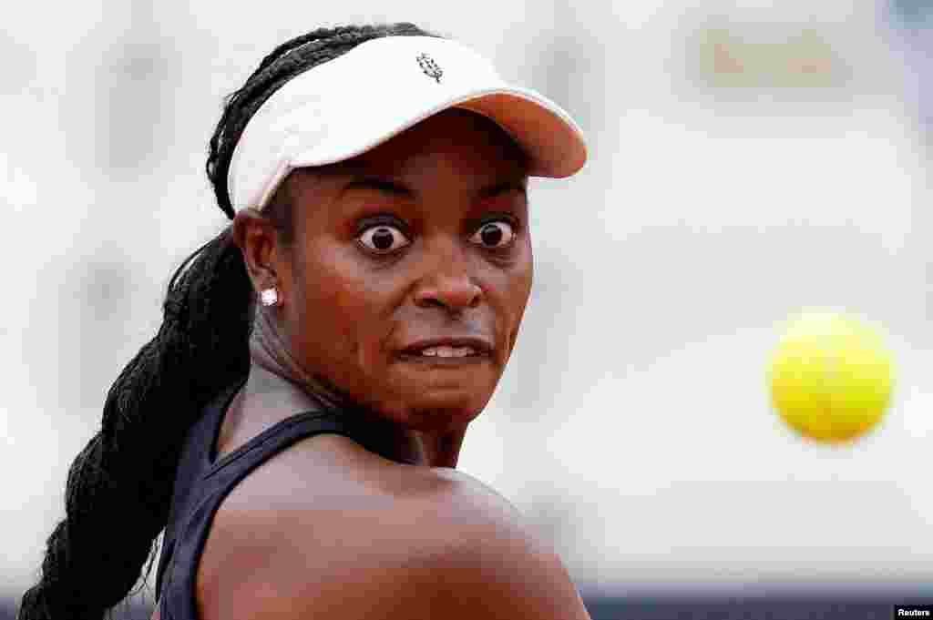 Sloane Stephens of the U.S. serves the ball to Argentina&#39;s Nadia Podoroska during the Italian Open tennis tournament in Rome. 