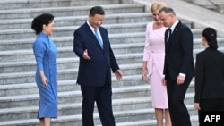 资料照片: 2024年6月24日中国国家主席习近平和夫人彭丽媛抵达北京人民大会堂迎接波兰总统安德烈·杜达(右二)和夫人阿加塔·科恩豪瑟·杜达