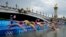 Sejumlah atlet melompat ke dalam sungai Seine saat kompetisi triathlon novor individu putri dimulai di Olimpiade Paris, pada 31 Juli 2024. (Foto: AP/Vadim Ghirda)