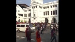 斯里兰卡警方使用催泪瓦斯和高压水枪驱散抗议的学生 