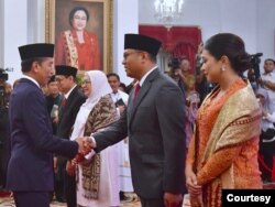 Presiden Jokowi memberikan ucapan selamat kepada Wakil Menteri Pertanian Sudaryono yang di dampingi istri usai dilantik di Istana Presiden, Jakarta, Kamis (18/7) (biro Setpres).