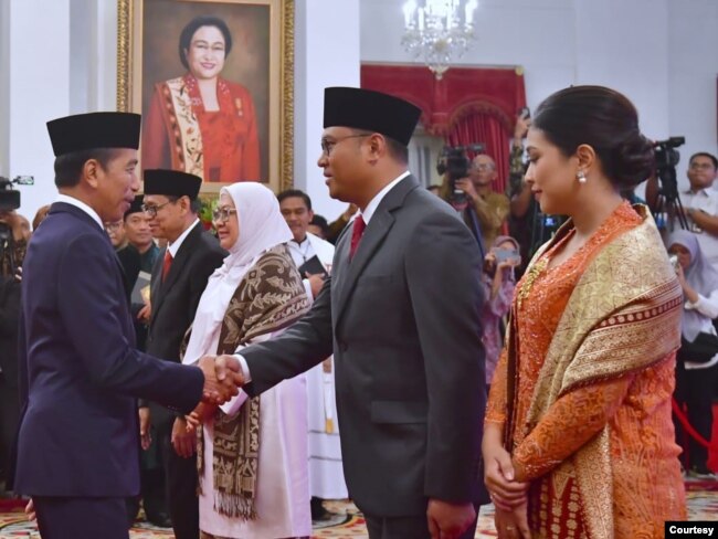 Presiden Jokowi memberikan ucapan selamat kepada Wakil Menteri Pertanian Sudaryono yang di dampingi istri usai dilantik di Istana Presiden, Jakarta, Kamis (18/7) (biro Setpres).