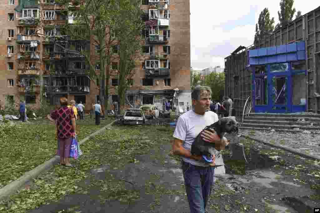 Los residentes de un edificio de apartamentos dañado por los ataques de Ucrania abandonan el área en Kursk, Rusia, el 11 de agosto de 2024. (Foto AP)