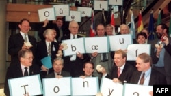 Des députés conservateurs britanniques tenant des sandwiches vides, manifestent le 16 novembre 1999 dans l'escalier d'honneur du Parlement européen de Strasbourg