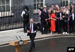 Perdana Menteri Inggris an pemimpin Partai Buruh Keir Starmer, berjalan ke podium untuk berpidato setelah kemenangannya dalam pemilihan umum, di luar 10 Downing Street di London pada 5 Juli 2024. (Foto: AFP)