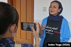 Politisi Wanda Hamidah yang turut menyaksikan sidang lanjutan class action pada Selasa (21/3) di Pengadilan Negeri Jakarta Pusat mengatakan bahwa sudah seharusnya Kementerian Kesehatan RI membuat Kejadian Luar Biasa (KLB) terhadap kasus ini. (VOA/Indra Yoga)