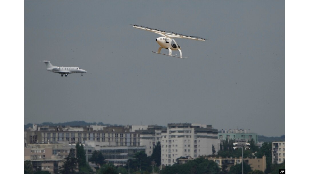 Demonstrasi terbang Volocopter 2X, pada Paris Air Show di Le Bourget, utara Paris, Prancis, Senin, 19 Juni 2023. (AP/Lewis Joly)