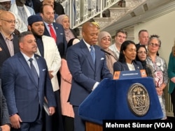 New York Belediye Başkanı Eric Adams, ezana dair açıklamayı müslüman cemaatinin önde gelen isimleriyle birlikte yaptı.