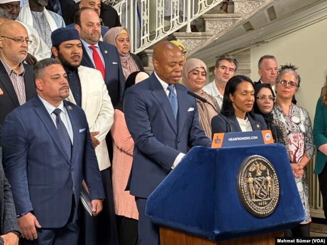 New York Belediye Başkanı Eric Adams, ezana dair açıklamayı müslüman cemaatinin önde gelen isimleriyle birlikte yaptı.