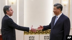 Američki državni sekretar se rukuje sa predsjednikom Kine Xi Jinpingom tokom nedavne posjete Kini.