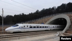 Un tren de alta velocidad viaja en el nuevo ferrocarril Wuhan-Guangzhou en Wuhan, provincia de Hubei, 26 de diciembre de 2009.