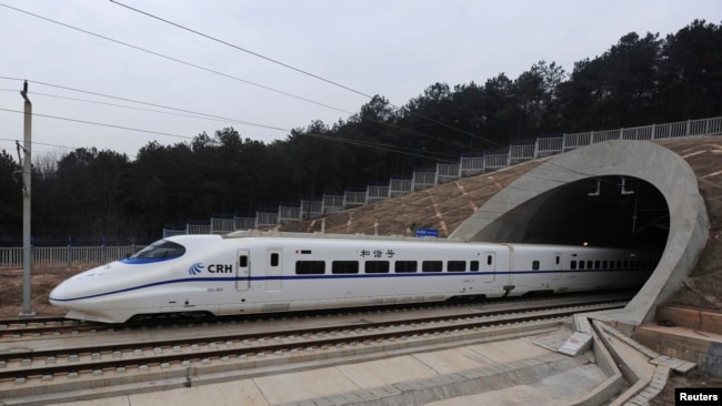 Un tren de alta velocidad viaja en el nuevo ferrocarril Wuhan-Guangzhou en Wuhan, provincia de Hubei, 26 de diciembre de 2009.