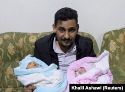 Khalil Al-Sawadi, paman dari bayi perempuan yang lahir saat gempa mematikan awal bulan ini, menggendongnya dan putrinya yang baru lahir, di Jandaris, Suriah, 18 Februari 2023. (Foto: REUTERS/Khalil Ashawi)