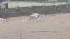 2024年4月23日，中国广东遭灾严重的江湾镇的一辆汽车被冲入洪水中。（照片为社媒视频截图）