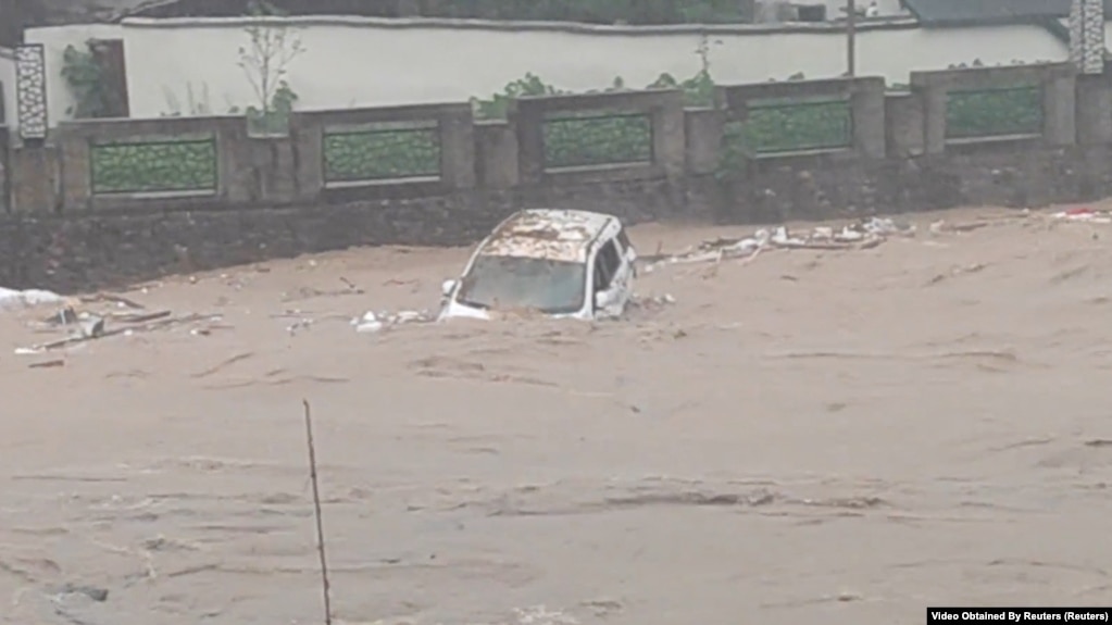 2024年4月23日，中国广东遭灾严重的江湾镇的一辆汽车被冲入洪水中。（照片为社媒视频截图）(photo:VOA)
